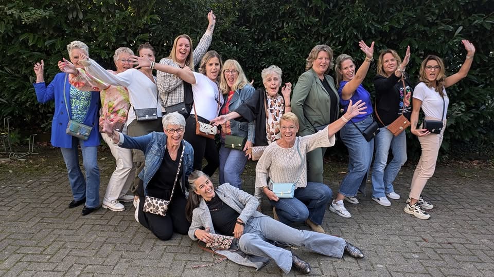Vrolijke groep vrouwen met hun tassen buiten voor de deur na een workshop bij Happy You in Apeldoorn